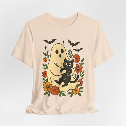 Fantasma espeluznante sosteniendo un gato negro con un elegante diseño floral para Halloween