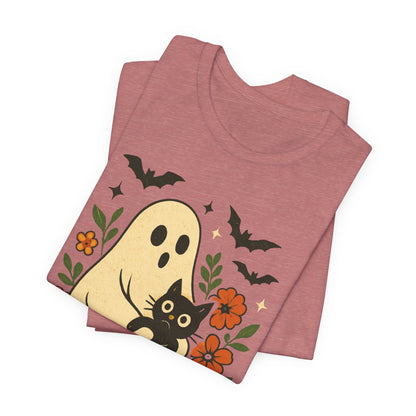 Fantasma espeluznante sosteniendo un gato negro con un elegante diseño floral para Halloween