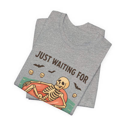 Esqueleto de verano espeluznante esperando a que llegue Halloween