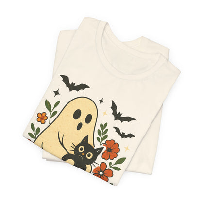 Fantasma espeluznante sosteniendo un gato negro con un elegante diseño floral para Halloween