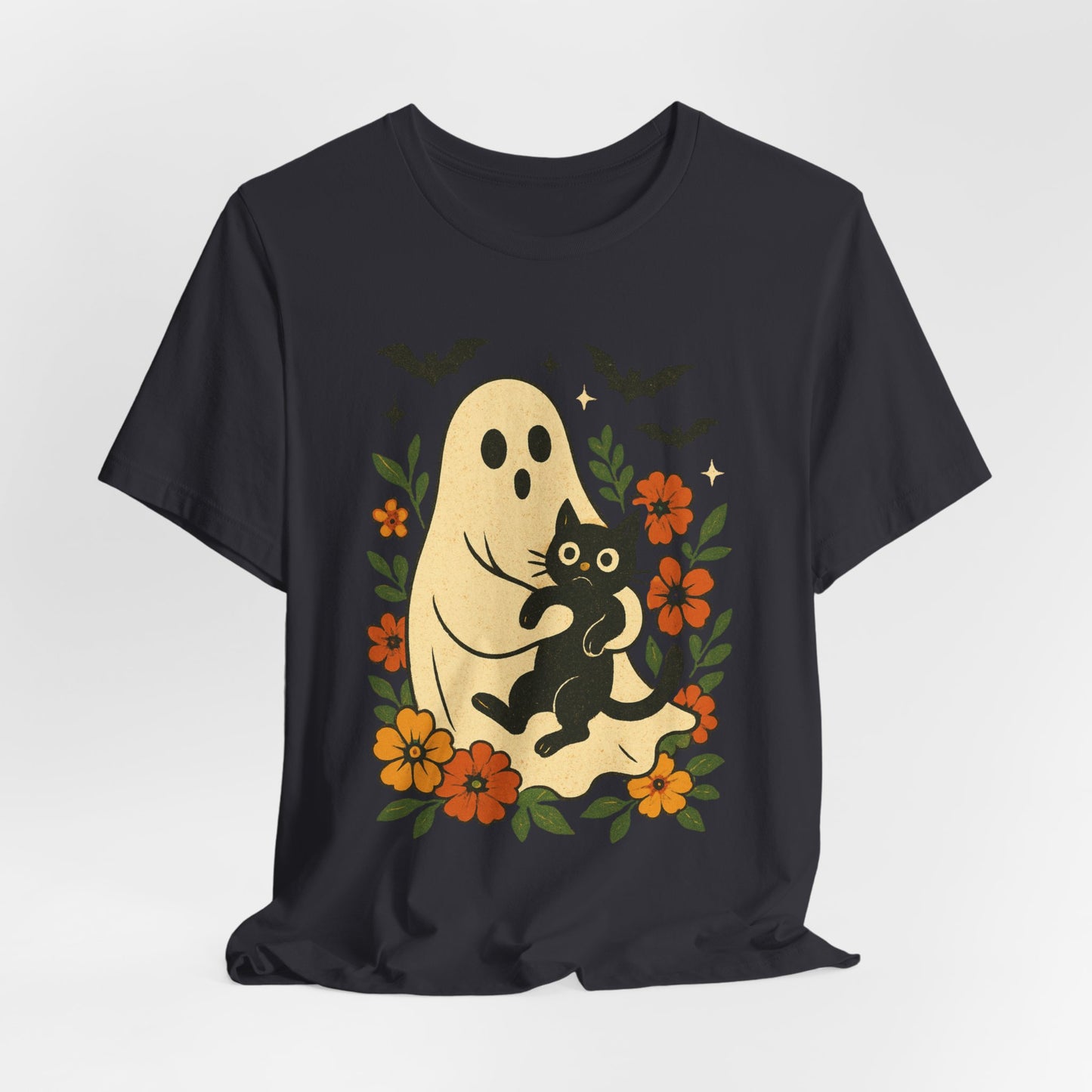 Fantasma espeluznante sosteniendo un gato negro con un elegante diseño floral para Halloween