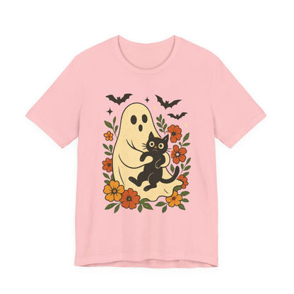 Fantasma espeluznante sosteniendo un gato negro con un elegante diseño floral para Halloween