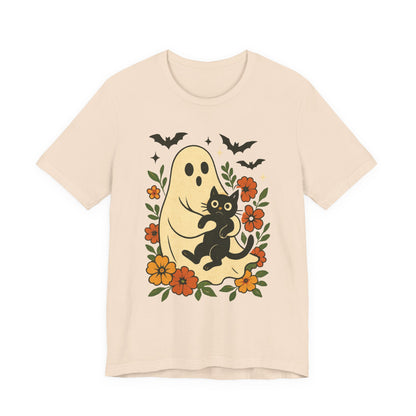 Fantasma espeluznante sosteniendo un gato negro con un elegante diseño floral para Halloween