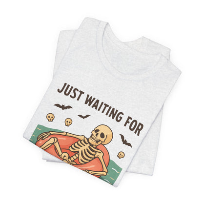 Esqueleto de verano espeluznante esperando a que llegue Halloween