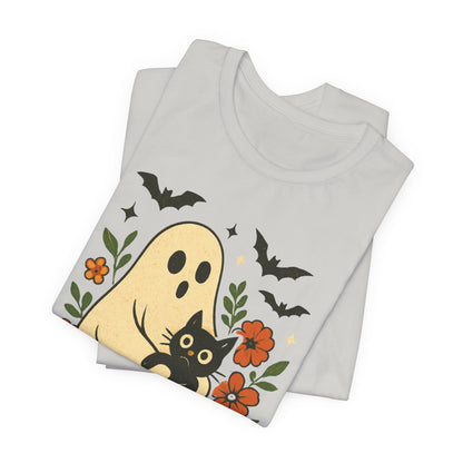 Fantasma espeluznante sosteniendo un gato negro con un elegante diseño floral para Halloween