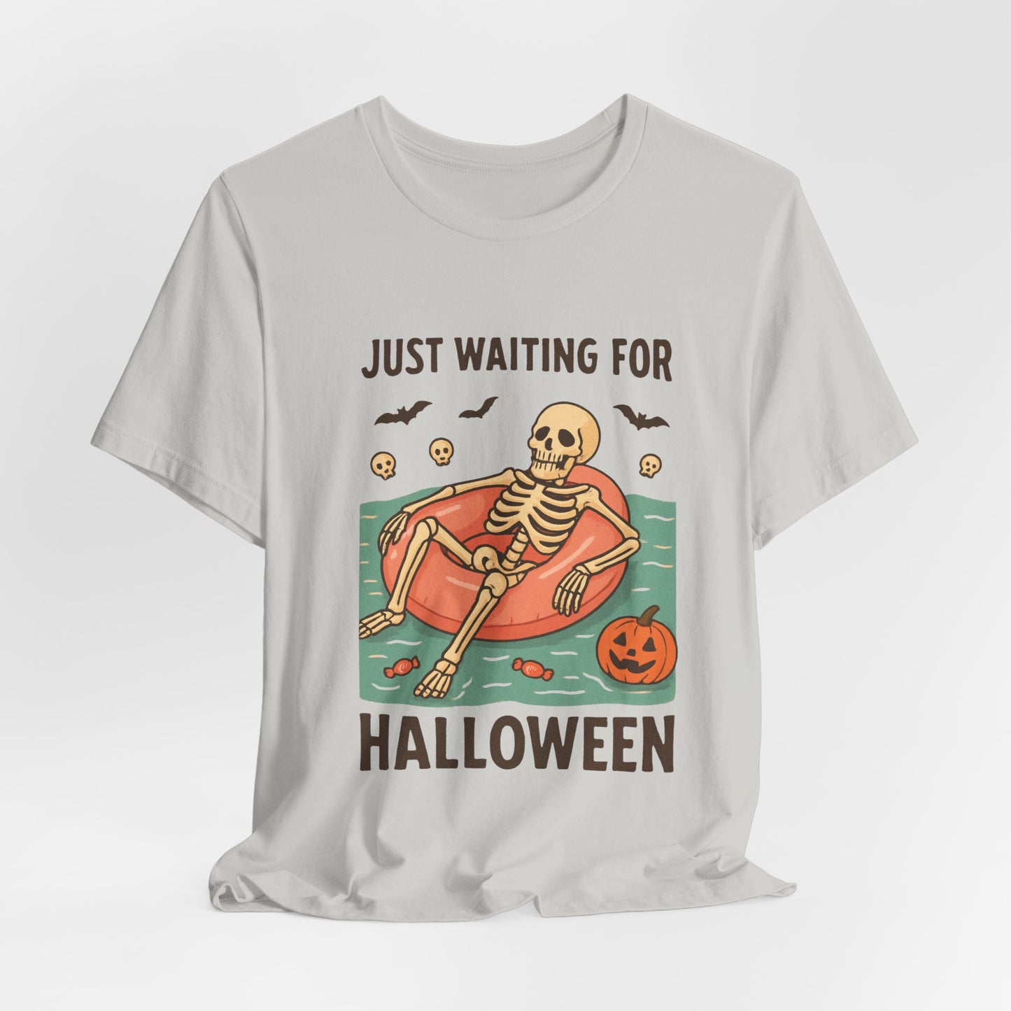 Esqueleto de verano espeluznante esperando a que llegue Halloween