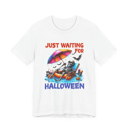 Esqueleto de verano espeluznante esperando a que llegue Halloween