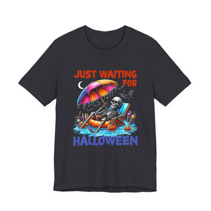 Esqueleto de verano espeluznante esperando a que llegue Halloween