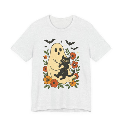 Fantasma espeluznante sosteniendo un gato negro con un elegante diseño floral para Halloween
