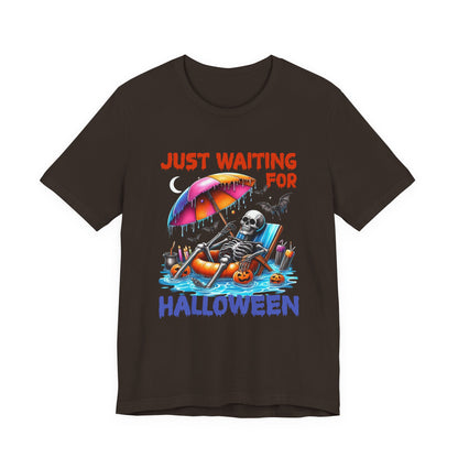 Esqueleto de verano espeluznante esperando a que llegue Halloween