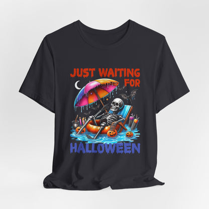 Esqueleto de verano espeluznante esperando a que llegue Halloween