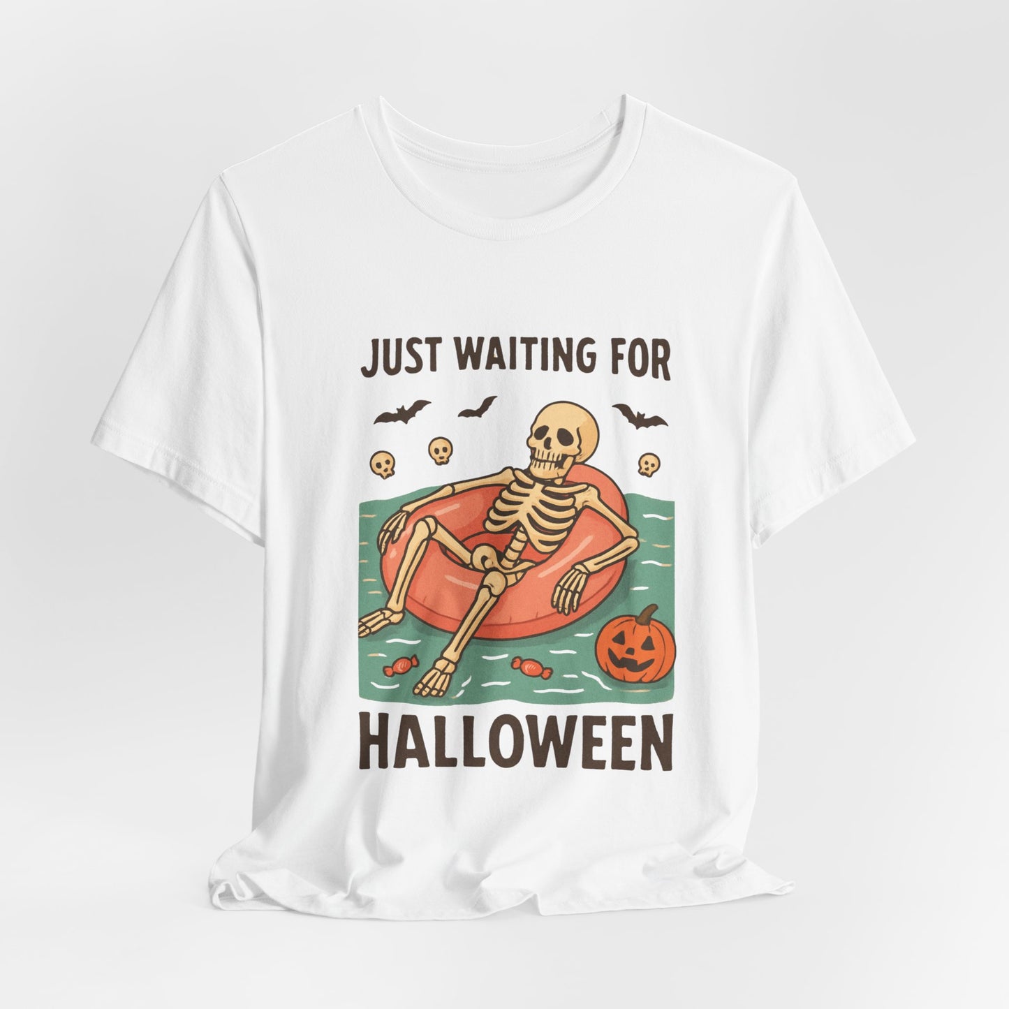 Esqueleto de verano espeluznante esperando a que llegue Halloween