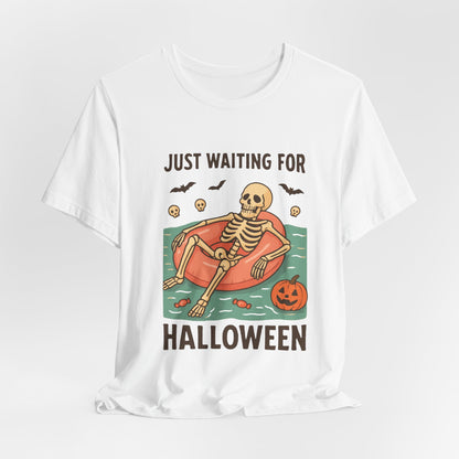 Esqueleto de verano espeluznante esperando a que llegue Halloween