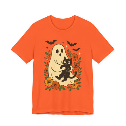 Fantasma espeluznante sosteniendo un gato negro con un elegante diseño floral para Halloween