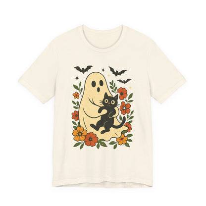 Fantasma espeluznante sosteniendo un gato negro con un elegante diseño floral para Halloween