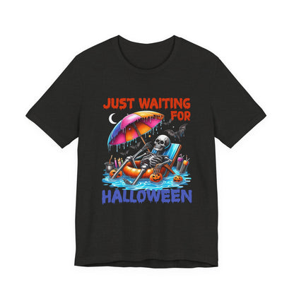 Esqueleto de verano espeluznante esperando a que llegue Halloween