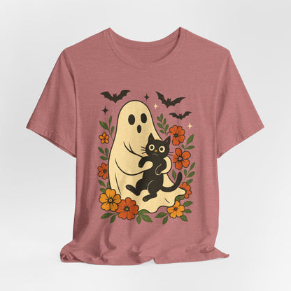 Fantasma espeluznante sosteniendo un gato negro con un elegante diseño floral para Halloween