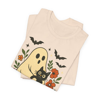 Fantasma espeluznante sosteniendo un gato negro con un elegante diseño floral para Halloween
