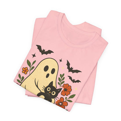 Fantasma espeluznante sosteniendo un gato negro con un elegante diseño floral para Halloween