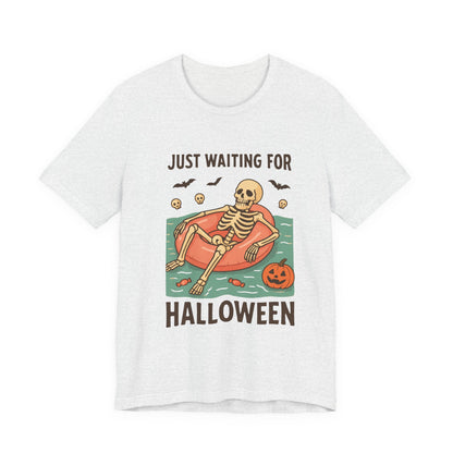 Esqueleto de verano espeluznante esperando a que llegue Halloween
