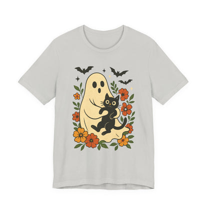 Fantasma espeluznante sosteniendo un gato negro con un elegante diseño floral para Halloween