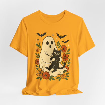 Fantasma espeluznante sosteniendo un gato negro con un elegante diseño floral para Halloween