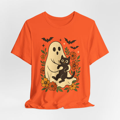 Fantasma espeluznante sosteniendo un gato negro con un elegante diseño floral para Halloween