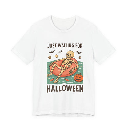 Esqueleto de verano espeluznante esperando a que llegue Halloween